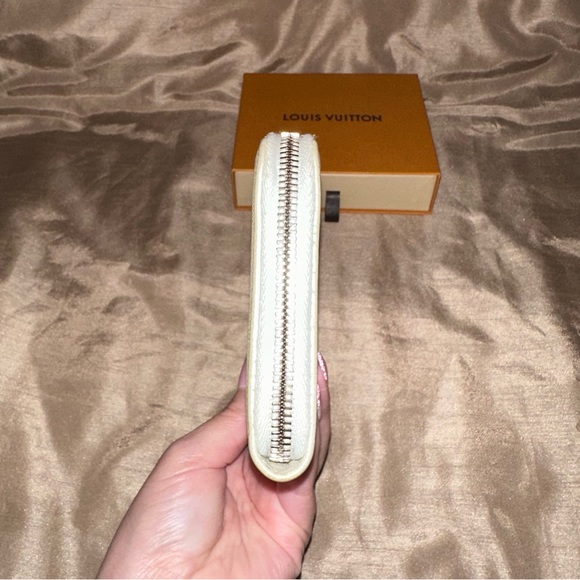 ❌SOLD❌Chanel Zip Wallet - Picture 4 of 12